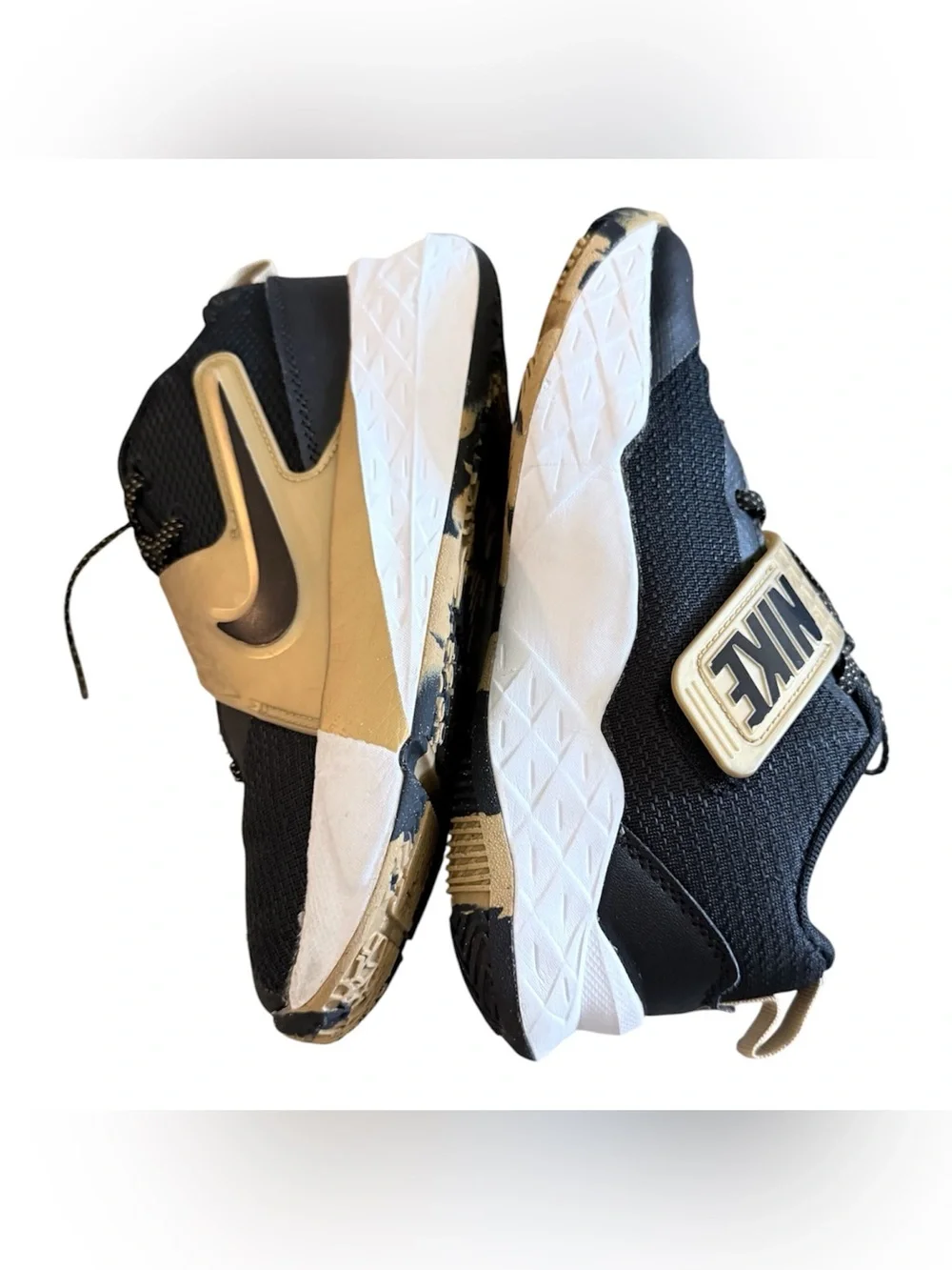 Nike Kids' Team Hustle D 12 black & gold basketball Shoes with a mid foot strap